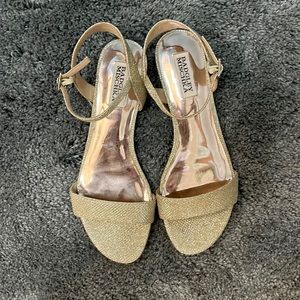 Badgley Mischka size 8 flat metallic gold sandal great condition